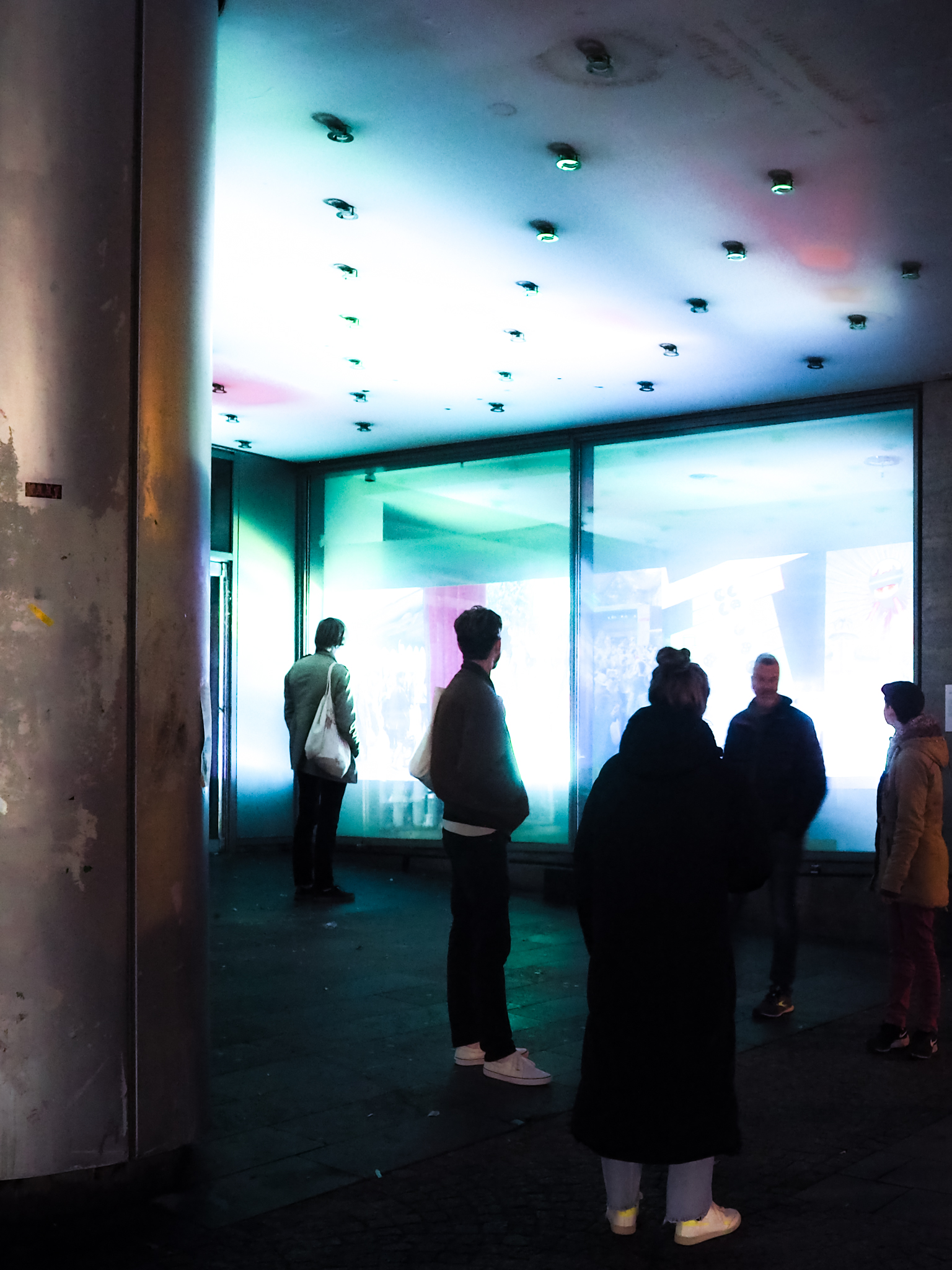 Leeres Kaufhaus-Schaufenster als Ausstellungsfläche für Video-Kunst
